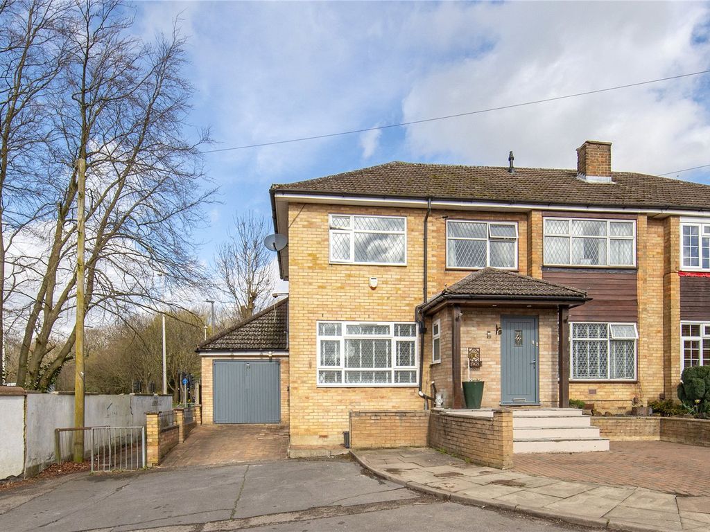 4 bed semidetached house for sale in Shelton Way, Luton, Bedfordshire
