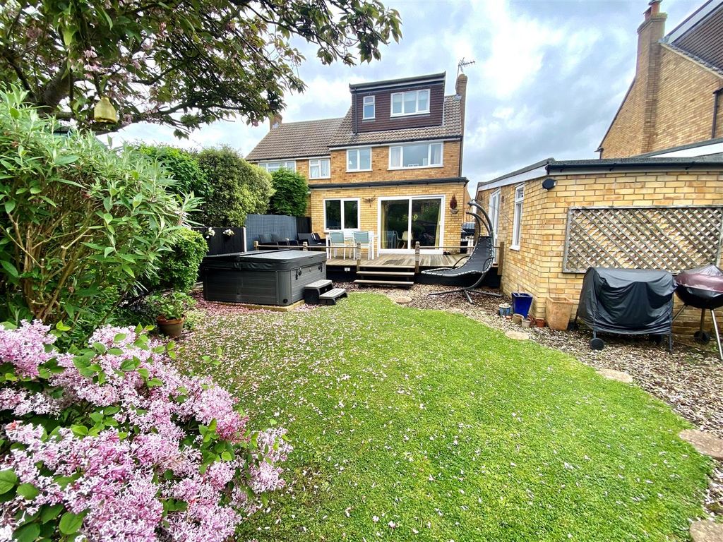 4 bed semidetached house for sale in Colston Crescent, Goffs Oak