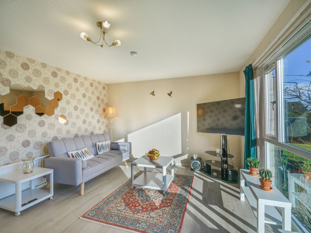 2 bed flat to rent in Cairnlee Crescent North, Cults, Aberdeen AB15