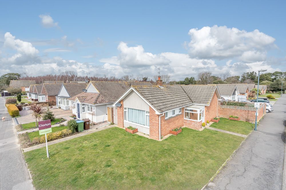 2 bed detached bungalow to rent in Wroxham Way, Felpham, Bognor Regis