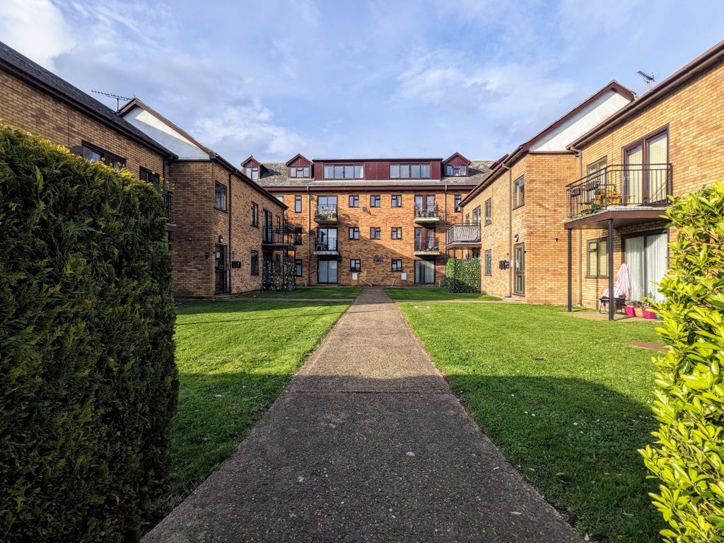 2 bed flat for sale in The Everglades, London Road, Hadleigh SS7, £
