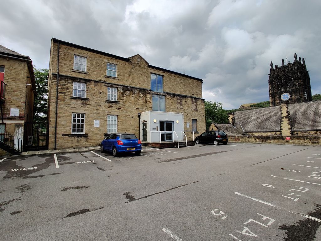 2 bed flat to rent in Berwick Street, Causeway House Berwick Street HX1