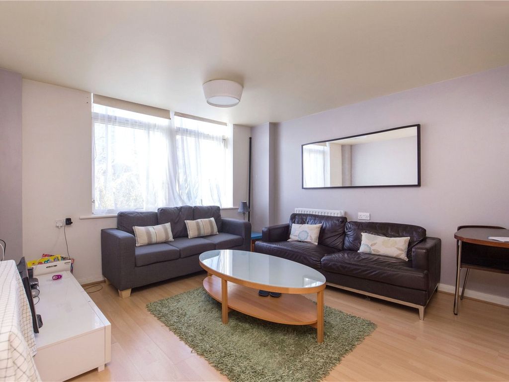 2 bed flat to rent in Fairlead House, Cassilis Road, London E14, £1,900