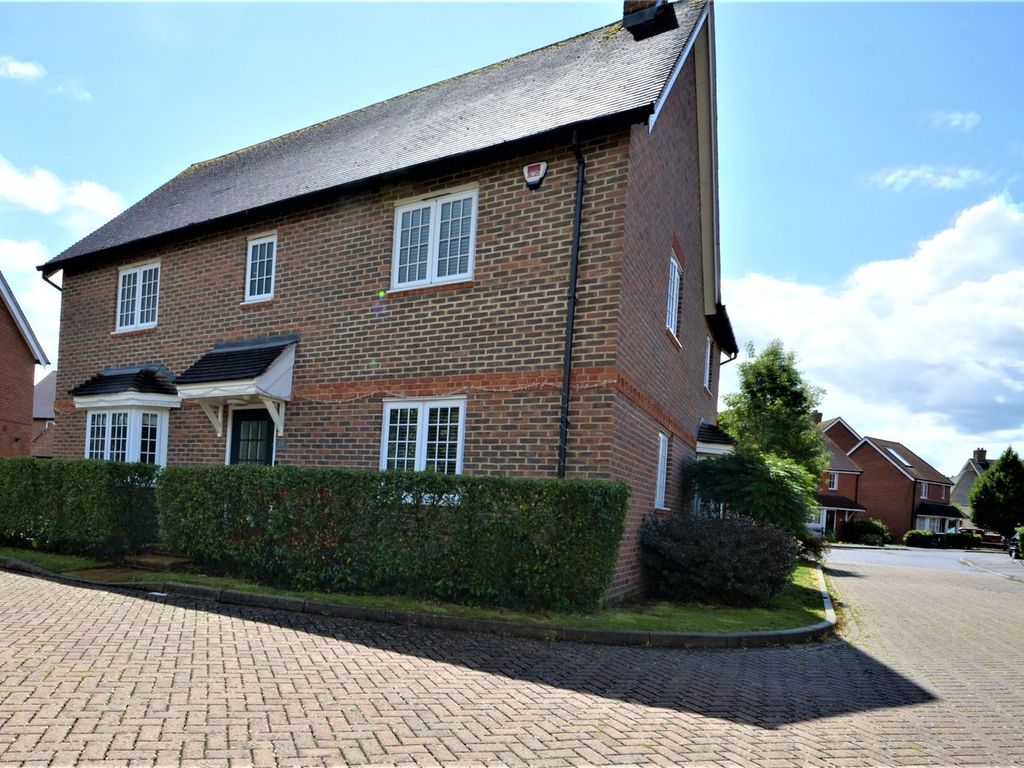 4 bed detached house to rent in The Acres, Horley, Surrey RH6 Zoopla