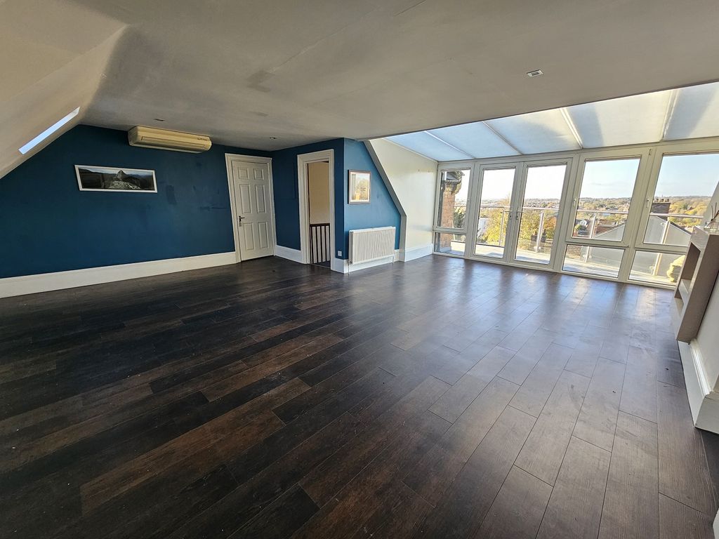 3 bed flat to rent in Leicester Parade, Barrack Road, Northampton