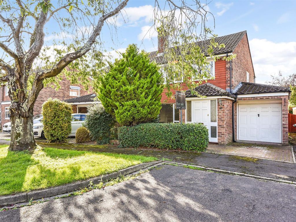 3 bed semidetached house for sale in Rowan Close, Whitenap, Romsey