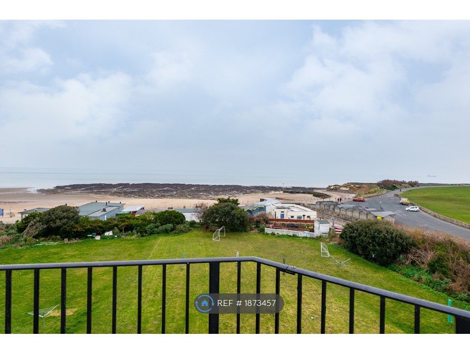 2 bed flat to rent in Beach Rise, WestgateOnSea CT8, £925 pcm Zoopla
