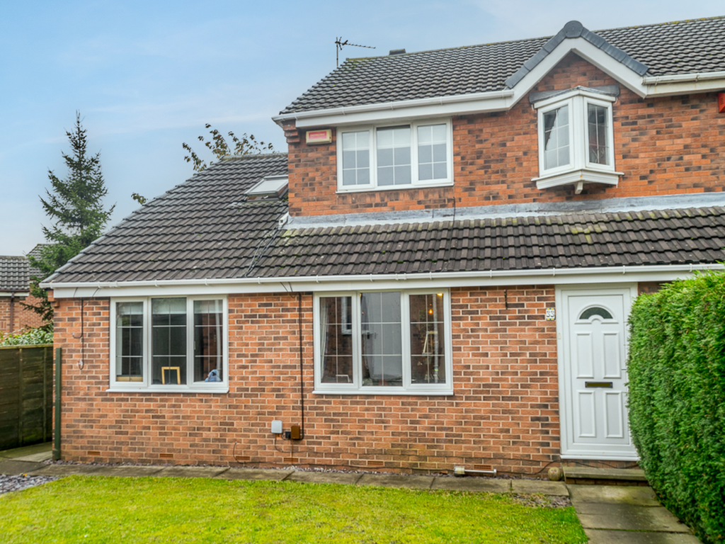 4 bed semidetached house for sale in Arthington Close, Tingley