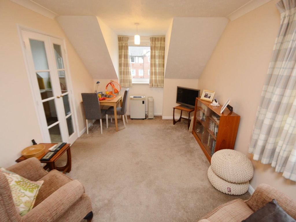 2 bed flat for sale in Masters Court, Wood Lane, Ruislip HA4, £225,000
