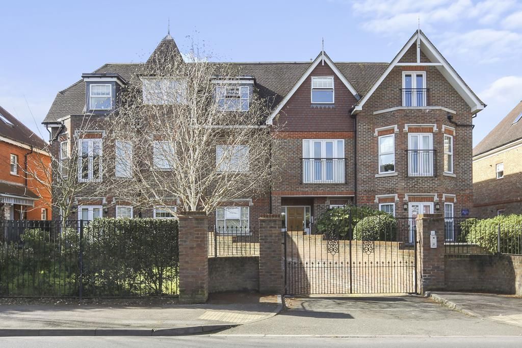 2 bed flat to rent in Queensborough House South, Oatlands Chase KT13
