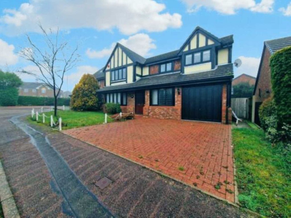 4 bed detached house for sale in Milburn Close, Luton LU3, £650,000