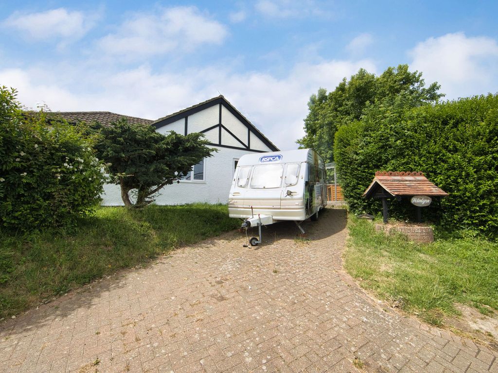 4 bed detached bungalow for sale in East Langdon Road, Martin CT15, £