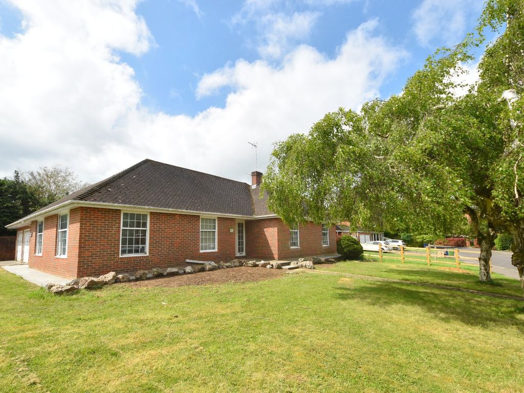 3 bed bungalow for sale in Knights Templar Way, High