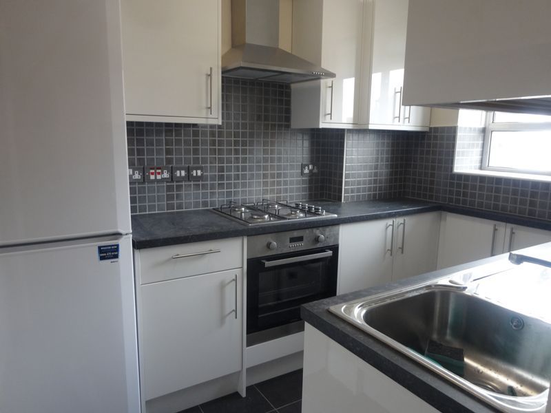 3 bed flat to rent in White City Estate, London W12, £2,650 pcm Zoopla