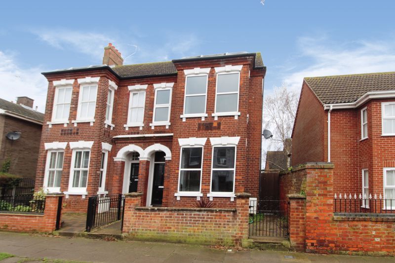4 bed semidetached house for sale in Elmgrove Road, Gorleston, Great