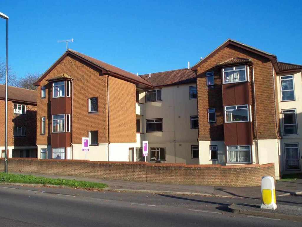 1 bed flat to rent in Hollin Court, Crawley RH10 Zoopla