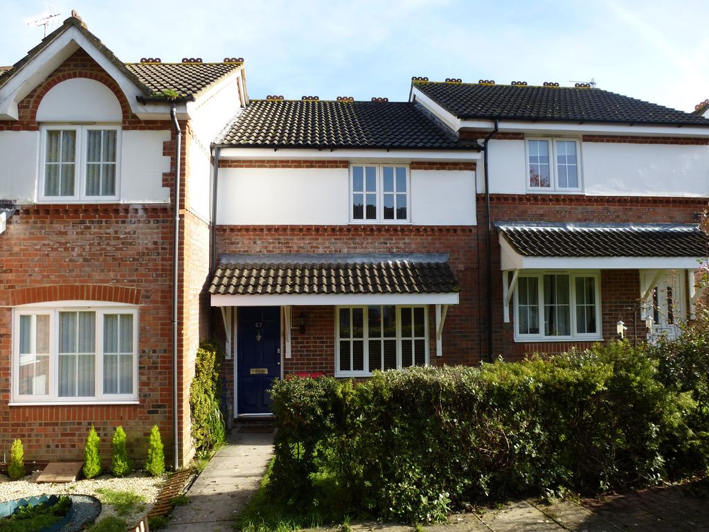 3 bed property to rent in Goddard Close, Maidenbower, Crawley RH10, £