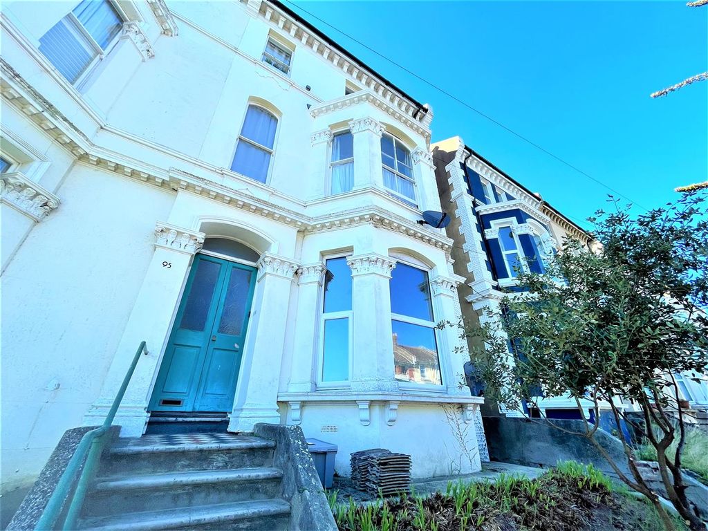 1 bed flat for sale in Braybrooke Road, Hastings TN34, £130,000 Zoopla