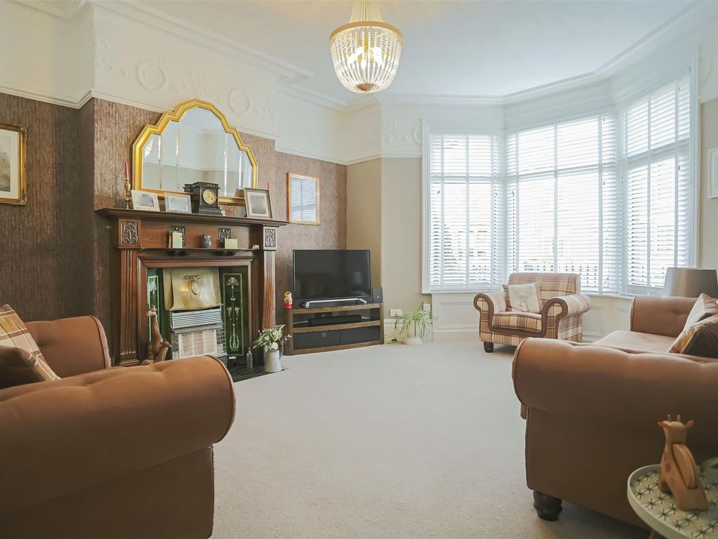 5 bed end terrace house for sale in Station Road, Rishton, Blackburn