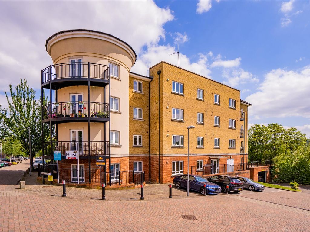 2 bed flat for sale in Tadros Court, High HP13 Zoopla