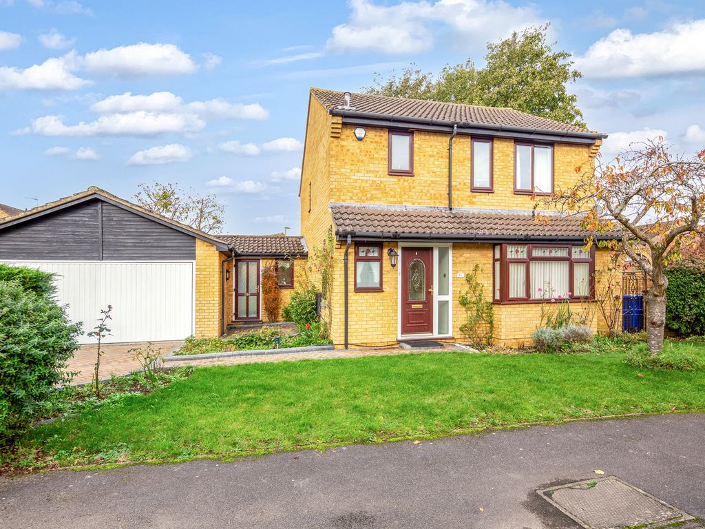 4 bed detached house for sale in Medina Gardens, Bicester OX26, £