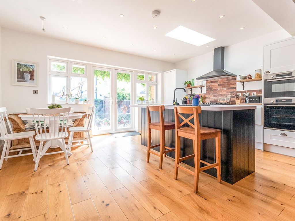 4 bed semidetached house for sale in Lancaster Avenue, Bedford