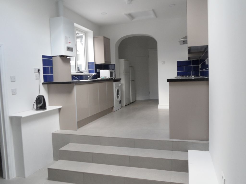 2 bed flat to rent in Streatham High Road, Streatham SW16, £1,725 pcm