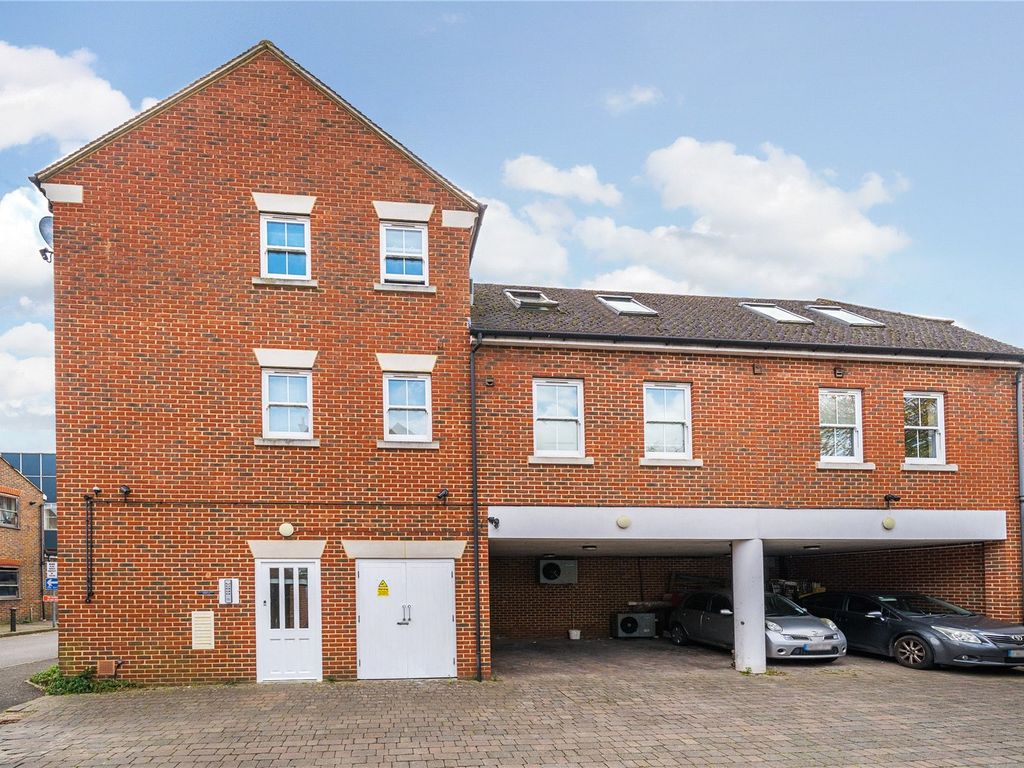 1 bed flat for sale in Bridge Street, WaltonOnThames KT12, £255,000