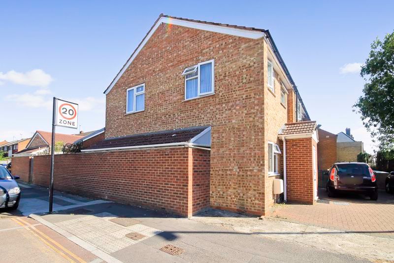 2 bed detached house for sale in Lady Margaret Road, Southall UB1, £