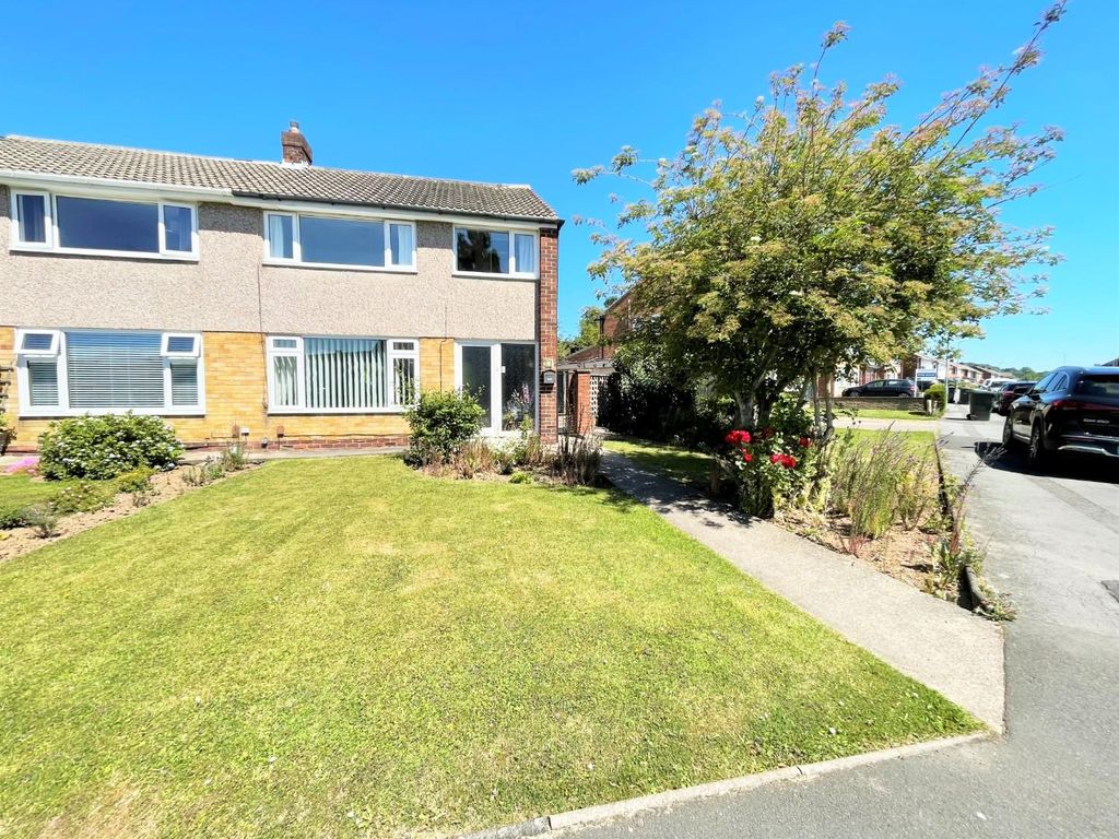 3 bed semidetached house for sale in Chestnut Drive, MartonIn