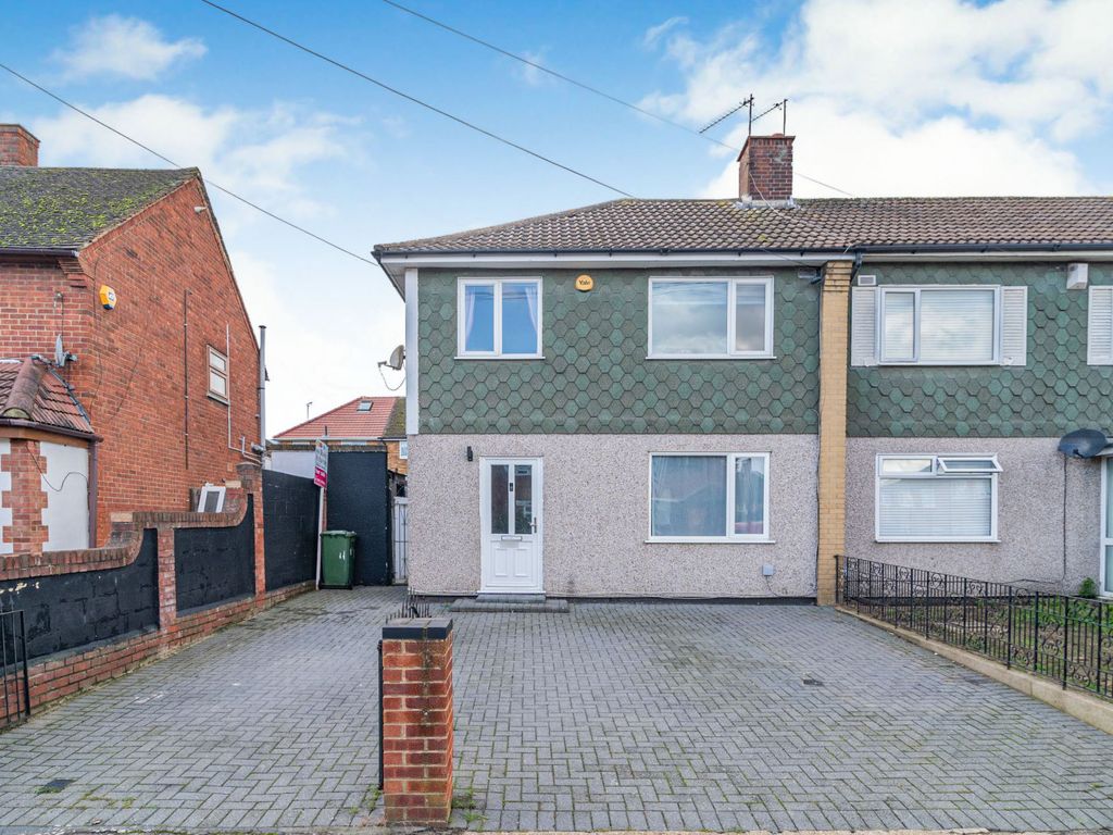 3 bed semidetached house for sale in Tyne Gardens, Aveley, South