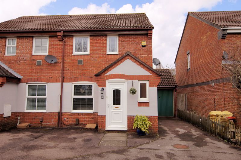 3 bed semidetached house for sale in Elgar Close, Cosham, Portsmouth