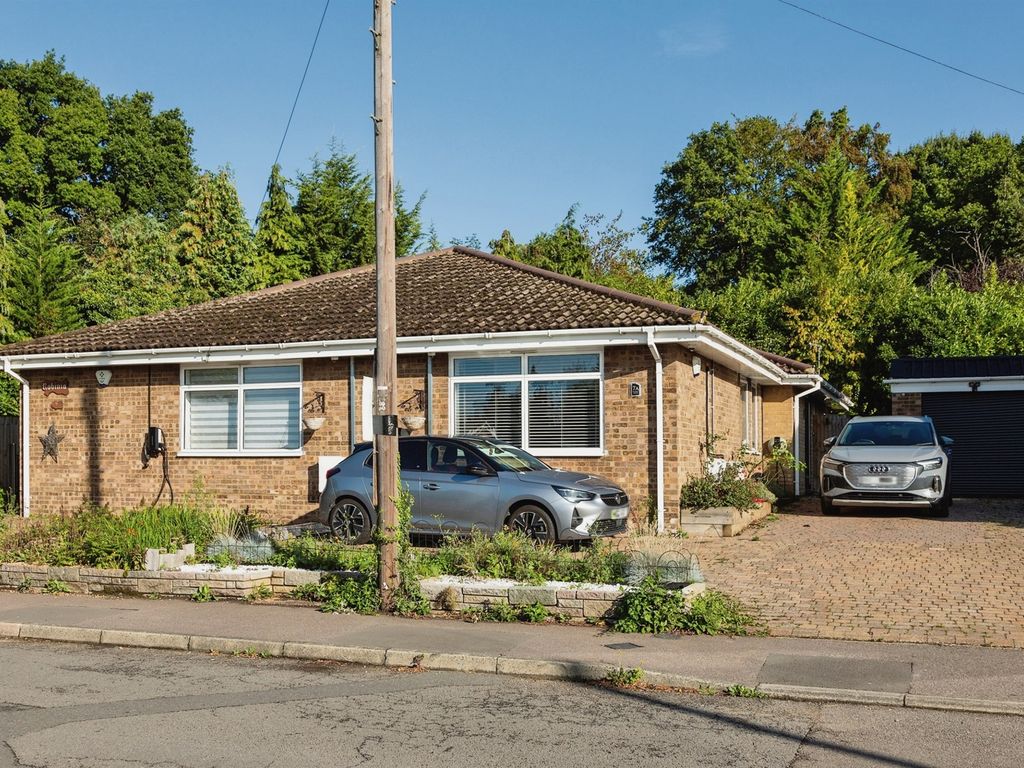 2 bed semidetached bungalow for sale in Mardley Avenue, Welwyn AL6, £