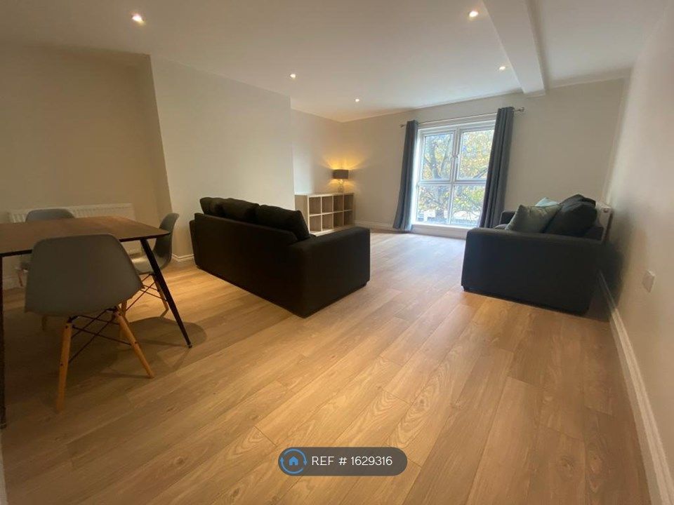 2 bed flat to rent in Moorland Hall, Leeds LS3 Zoopla