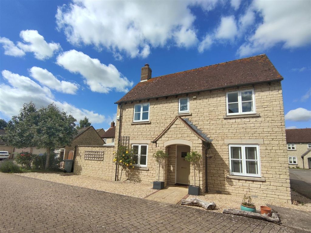 3 bed detached house for sale in Woodside Drive, Bradwell Village, Nr