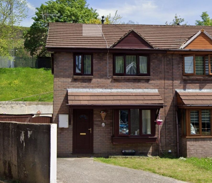 3 bed semidetached house for sale in 17 Elizabeth Close, Lewis Street