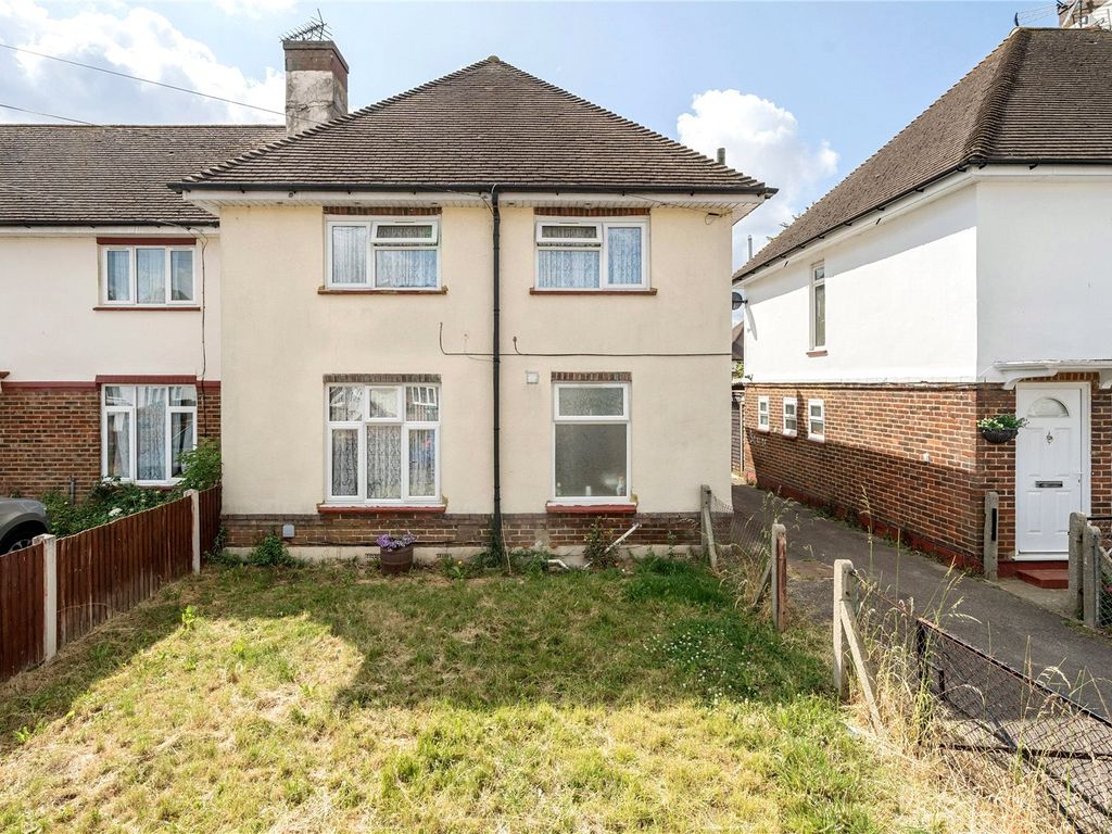 4 bed end terrace house for sale in Viola Avenue, StainesUponThames