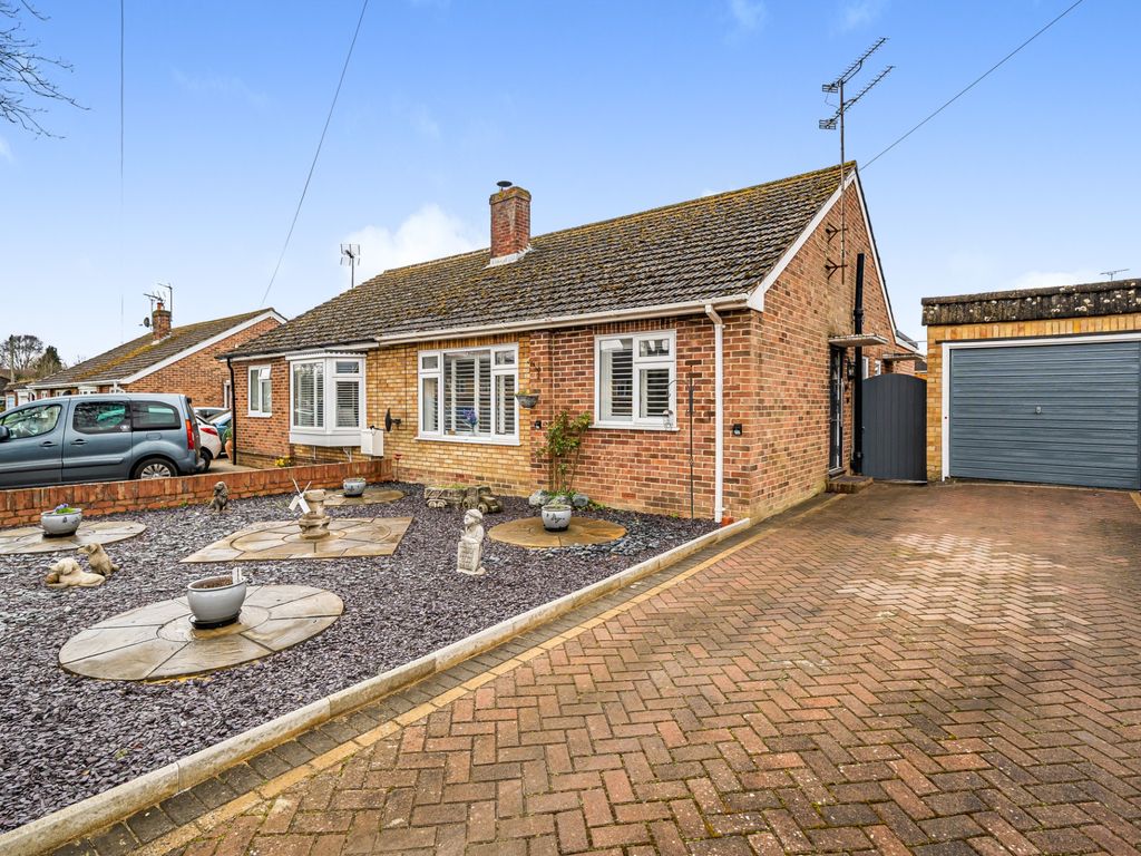 2 bed semidetached bungalow for sale in Milton Avenue, Andover SP10
