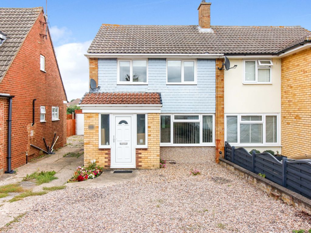 3 bed semidetached house to rent in Shenley Road, Bletchley MK3, £