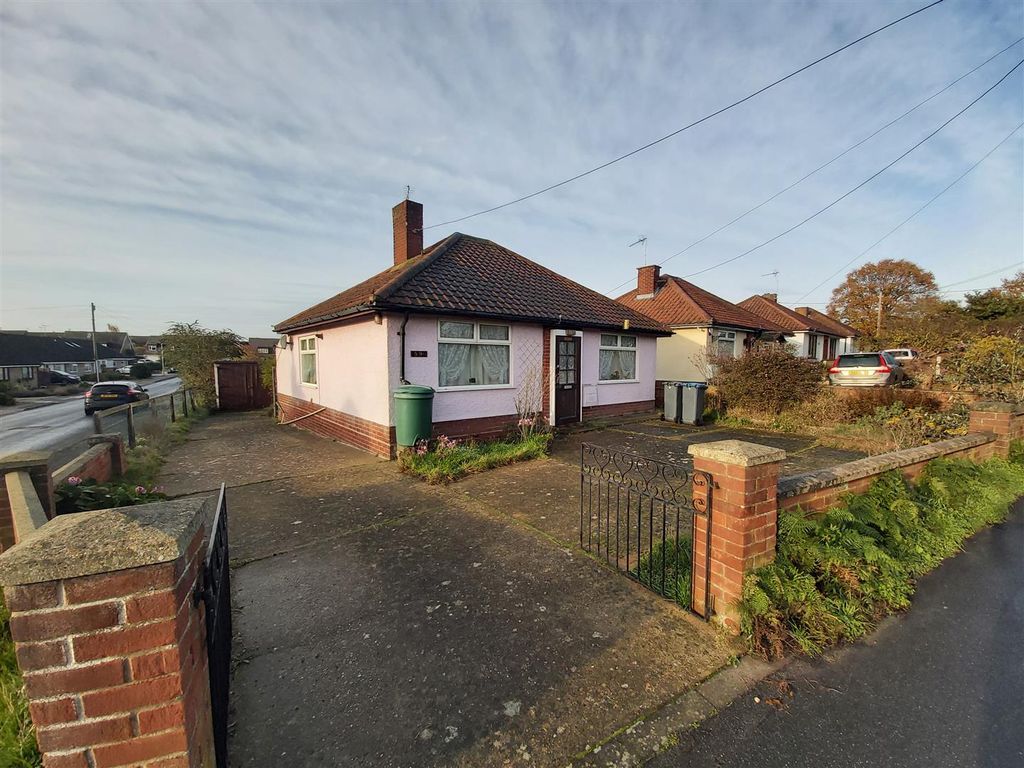 3 bed detached bungalow for sale in Dobbs Lane, Kesgrave, Ipswich IP5