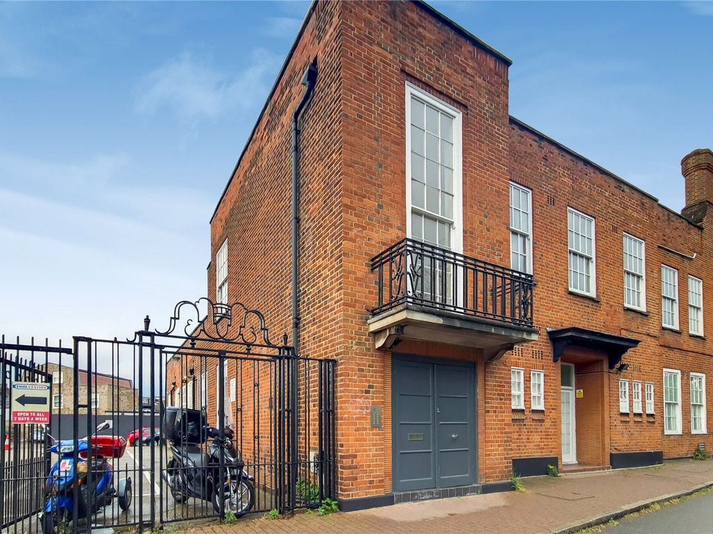 Streatham High Road, Streatham SW16  