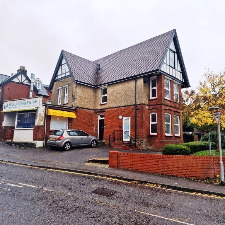 Retail premises to let in 31A Station Road, Park Gate, Southampton SO31