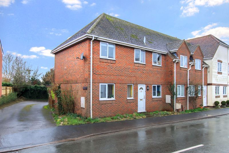 3 bed end terrace house for sale in Tring Road, Long Marston, Tring