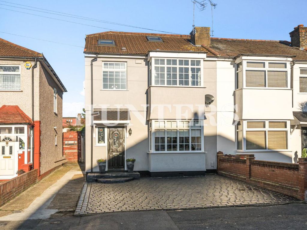 5 bed semidetached house for sale in Bush Elms Road, Hornchurch RM11