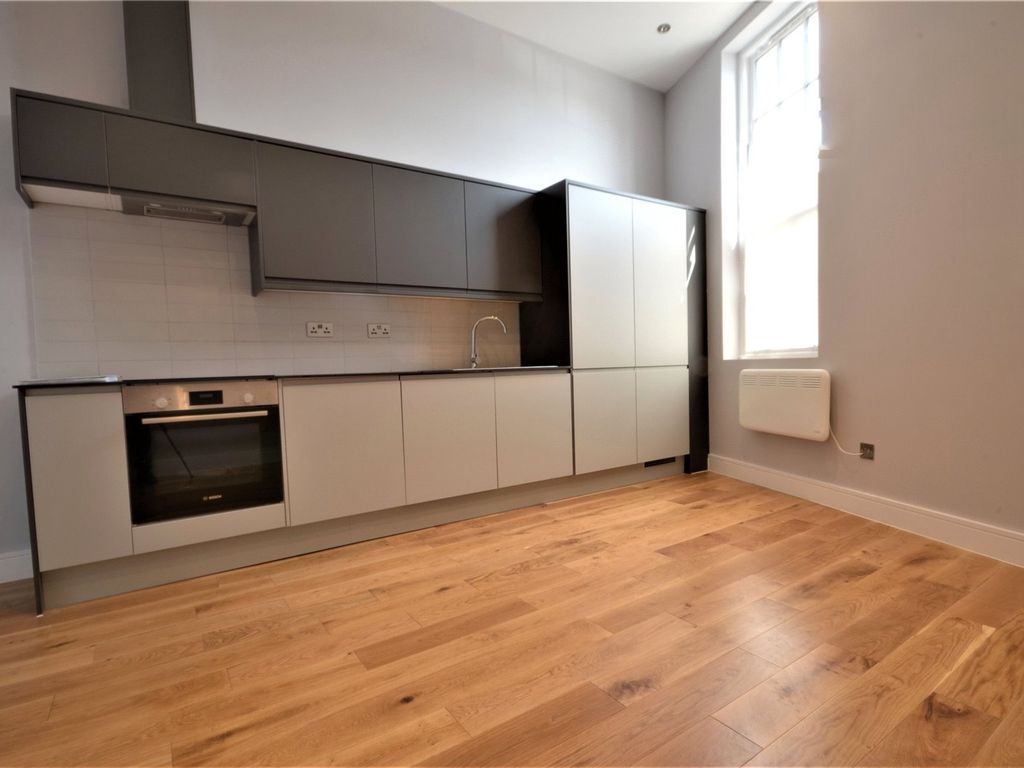 1 bed flat to rent in Horley, Surrey RH6, £1,000 pcm Zoopla