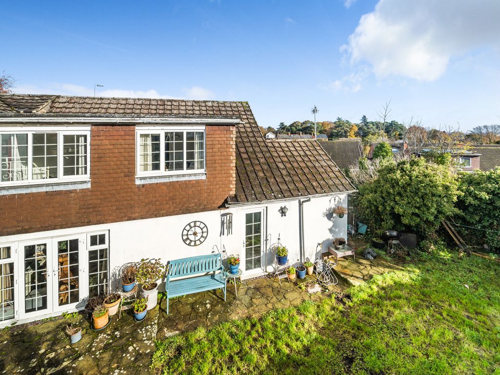 3 bed semidetached house for sale in Farnborough Road, Farnham GU9, £