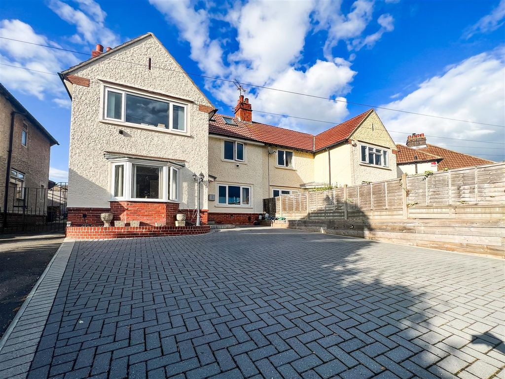 4 bed semidetached house for sale in Medina Road, Cosham, Portsmouth