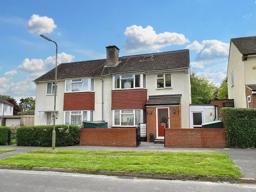 4 bed property for sale in Broomhill Road, Farnborough GU14 Zoopla