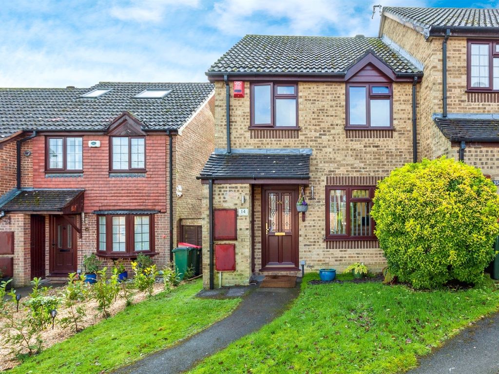3 bed semidetached house for sale in Wilberforce Close, Pease Pottage