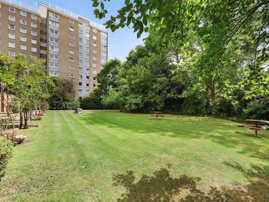 3 bed flat for sale in Deverill Court, Avenue Road, Penge SE20, £